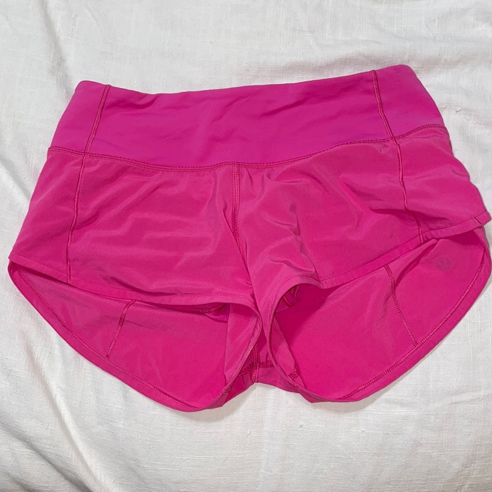 Lululemon pink Speed Up low rise 2.5” shorts. Size: 2